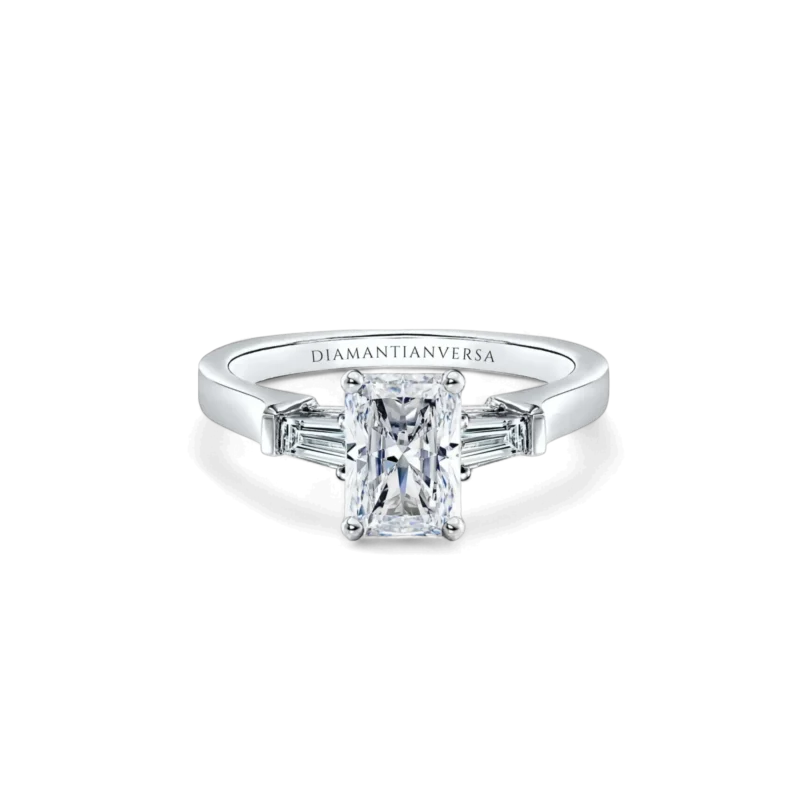 Anello solitario modello Harry Winston taglio smeraldo con diamanti laterali baguette affusolate