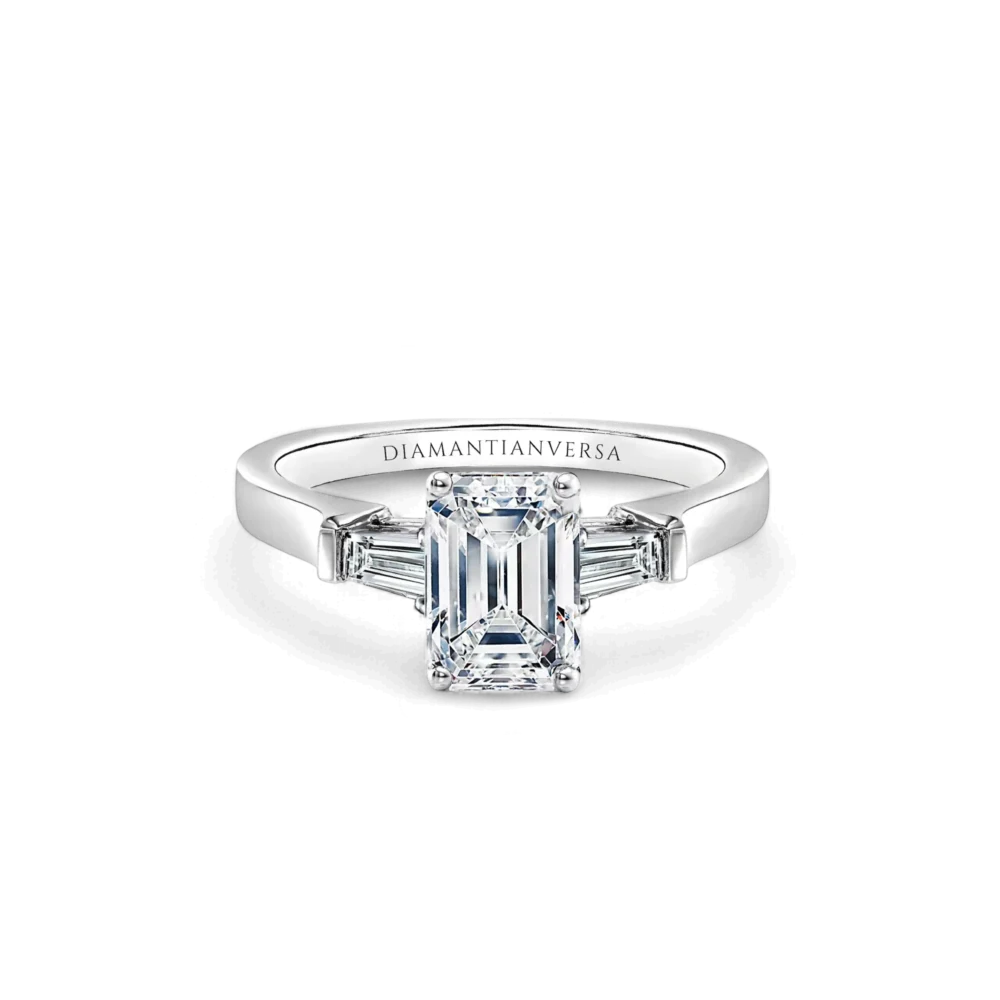 Anello solitario modello Harry Winston taglio smeraldo con diamanti laterali baguette affusolate