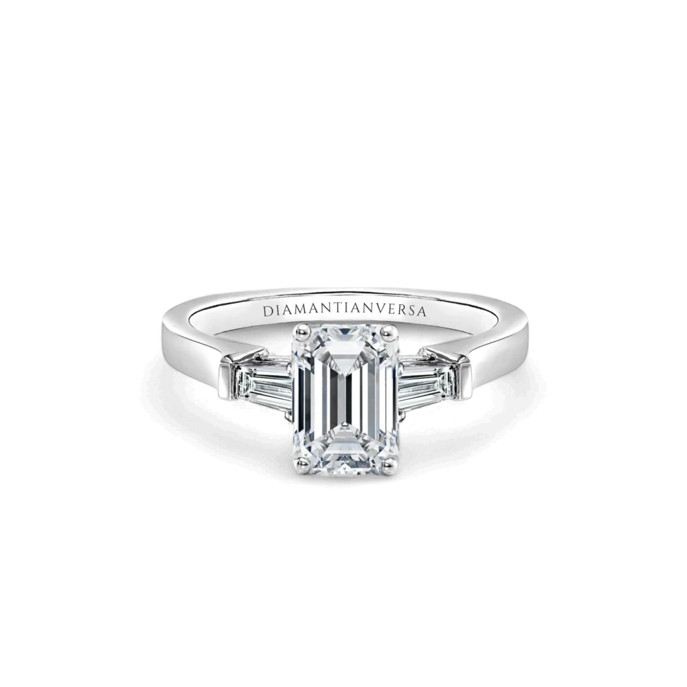 Anello solitario modello Harry Winston taglio smeraldo con diamanti laterali baguette affusolate